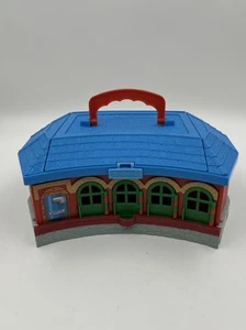 Roundhouse Station Tragetasche, Thomas the Tank & Friends Take Along Play 2002 - Bild 1 von 8