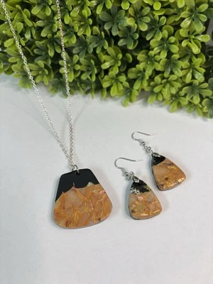 Conjunto de pendiente y collar colgante de resina marrón y oro en cadena de plata Foto 1 de 4