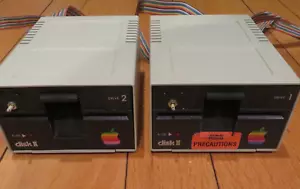 Coppia Floppy Drive Apple Disk II 5,25” Vintage A2M0003 Drive 1 e 2 - Non Testate - Foto 1 di 17