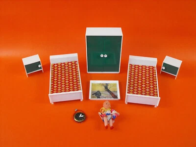 DDR Puppenstube Möbel Schlafzimmer Kleiderschrank Bett Nachttisch Bild Uhr - Bild 1 von 2