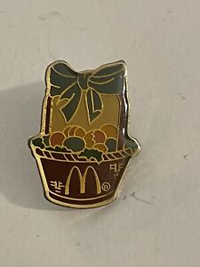 Vintage McDonald’s Restaurant Easter Basket Pin Pinback PB34G