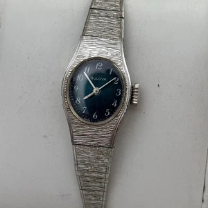 Reloj Bulova Clásico Vintage 1976 Damas Esfera Azul/Verde Tono Plateado N7 - Leer - Imagen 1 de 6