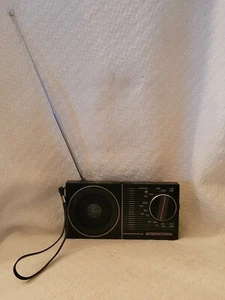 VINTAGE 1985 INTERNATIONAL TRANSISTOR RADIO MODEL LP 28 STILL WORKS - Picture 1 of 4