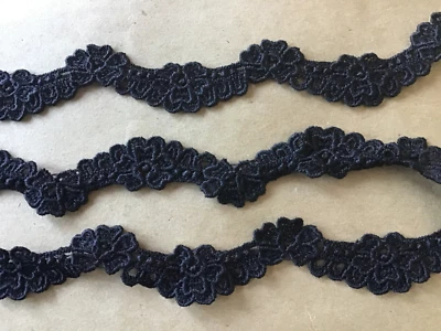 ENCAJE VENISA RAYÓN FLORAL NEGRO FESTONEADO 12 YARDAS. Foto 1 de 4