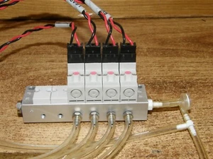 KOGANEI Pneumatischer Verteiler, 4 x Magnetventil DC 12V - Bild 1 von 6
