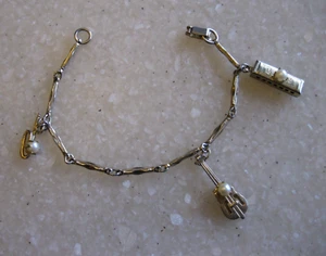 Brazalete Tono Dorado 3 Dijes Instrumento Musical Guitarra Armónica Trombón? - Imagen 1 de 6