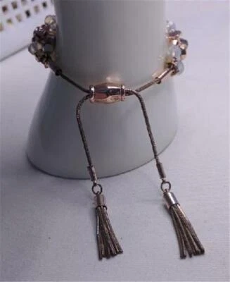 Brazalete con extremos de borla estilo Shamballa cuentas de vidrio ish tono oro rosa y piedra lunar Foto 1 de 4