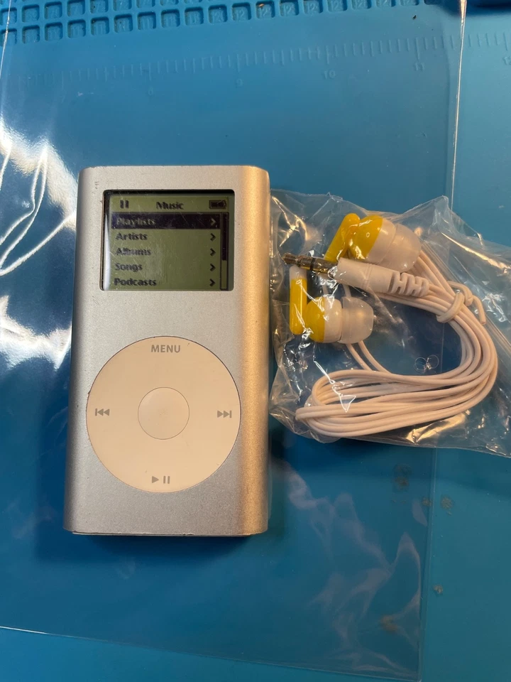 Apple iPod Mini 1st Gen - 4GB - Silver - 1.67" Screen - Image 1 of 4