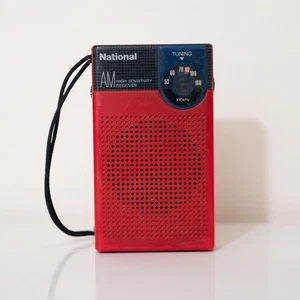 Radio AM de bolsillo portátil National R-1007 roja vintage - probada y funcionando - Imagen 1 de 7