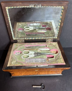 PALAIS ROYAL ANTIK ETUI MIT PERLMUTT FRANKREICH NÄHEN SPIELUHR - Bild 1 von 11