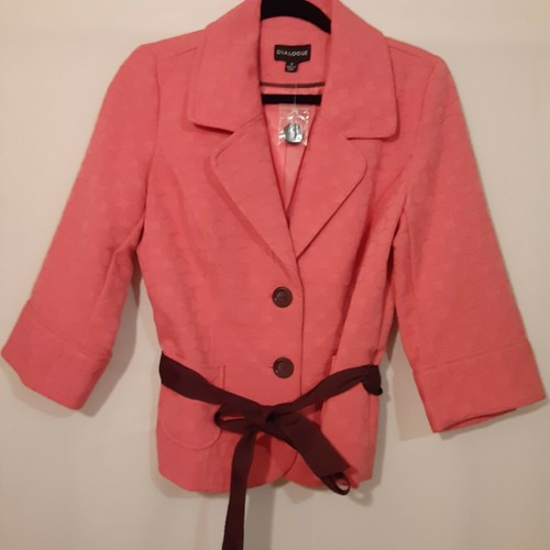 CHANEL NEW.Giacca Jaquard Rosa Dialogue con bottoni marroni grandi e cintura a nastro. 10.