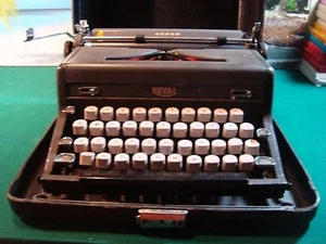 Macchina da scrivere portatile vintage Royal Arrow con custodia - Foto 1 di 10