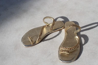 ERIC JAVITS Women's Size 8.5 GOLD Chainmi Toe Loop Slip On Flat Sandal New - Image 1 of 4