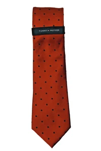 Corbata de seda para hombre Tommy Hilfiger roja con puntos azules 60" de largo - Imagen 1 de 4
