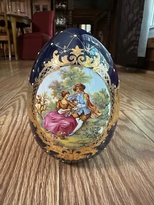 VERY RARE VINTAGE LIMOGES FRAGONARD EGG COBALT BLUE WITH GOLD COURTING COUPLE - Image 1 of 4