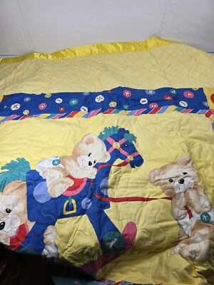Manta Edredón Bebé Vintage Caballo Mecedor Oso de Peluche Botón Amarillo Azul Foto 1 de 4
