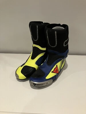 Dainese EU43 Axial Pro In Replica D1 B Giallo-fluo/blu-Yamaha Valentino Rossi - Bild 1 von 4