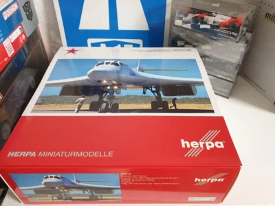 Herpa 572118 - 1/200 Russian Air Force Tupolev TU-160 “Blackjack” /“White Swan” - Bild 1 von 4