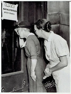 Foto de colección 1937 mujeres buscan ayuda social en Relief Building en Atlanta GA - Imagen 1 de 2