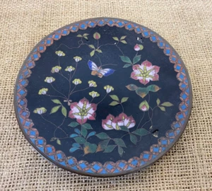 ANTIGUO PLATO JAPONÉS VINTAGE DEL PERÍODO CLOISONNE MEIJI CON MARIPOSAS Y FLORES - Imagen 1 de 8