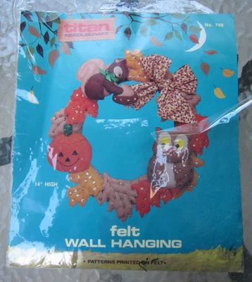 Kit colgante de pared de fieltro Titan Needlecraft otoño Halloween 799 hojas corona búho Foto 1 de 4