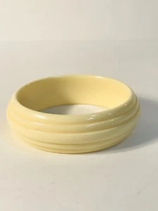 Bangle Cream Color Plastic Jewelry Bracelet - Picture 1 of 5