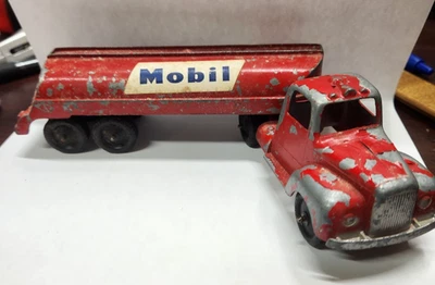 Camión cisterna móvil Mack L Line 1947 rojo Tootsietoy de colección Foto 1 de 4