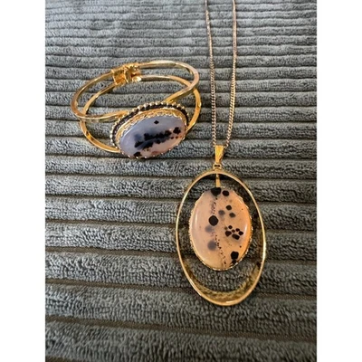 Conjunto de collar y brazalete de piedra llamativa tono dorado Foto 1 de 4