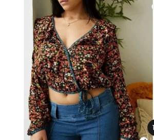 Urban Outfitters Damenbluse Blossom doppelte Rüschen Wickeloptik Blumen Größe Small - Bild 1 von 12