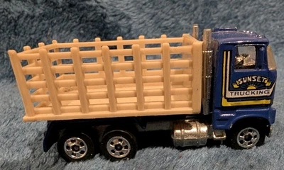 Camión de volteo Ford vintage 1981 Hot Wheels azul puesta de sol plataforma de estacas Malasia Foto 1 de 4