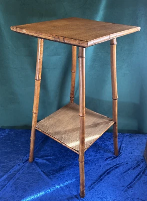"Mesa auxiliar de pedestal de bambú de ratán de 1930 con segundo estante 14"" por 14"" Hgt 28,5""" Foto 1 de 4