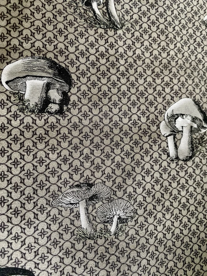 Tela de algodón de setas grises y negras por yarda Foto 1 de 3