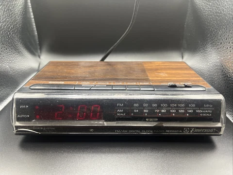 Emerson Wood Grain RED5521 FM/AM Digital Clock Radio w Battery Backup (Works) Cover