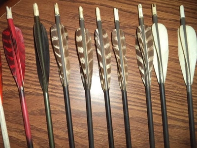 Vintage arrows, Large mixed 11 lot of vintage feathered sporting arrows - Image 1 of 4