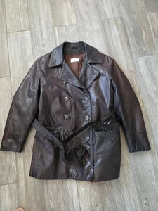 Gabardina de cuero Bally doble botonadura marrón talla 8. Pequeño agujero inferior reparado - Imagen 1 de 12