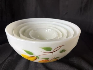 VINTAGE FIRE KING UTENSILIOS PARA HORNO - JUEGO DE 5 CUENCOS MEZCLADORES - PATRÓN DE FRUTA DE MODA GAY - Imagen 1 de 18