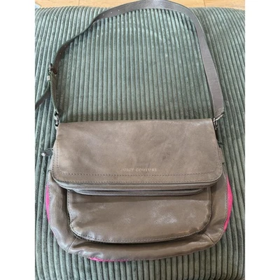 Bolso Mensajero Bandolera Juicy Couture Cuero Gris Forro Rosa Foto 1 de 4