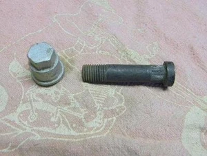 BSA A7 A10 B31 B32 B33 A50 A65 NOS REAR SPROCKET LUG NUT AND STUD 42 6326/7 - Bild 1 von 1