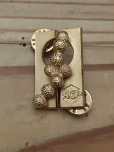 Pin's Pins Pin Enamel 33 Métal DORÉ 3D Société Assurance BALLES DE GOLF"AGF" - Imagen 1 de 4