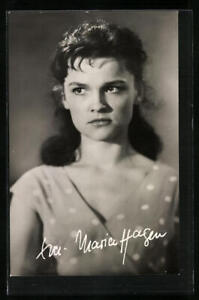 AK Aktorka Eva- Maria Hagen w kropki sukience i głębokim dekolcie 