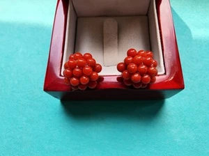 VINTAGE 18K YELLOW GOLD NATURAL CORAL CLUSTER SCREW BACK EARRINGS - Picture 1 of 14
