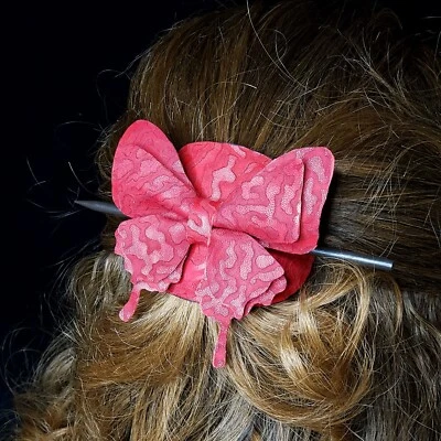 Cordón de pelo de mariposa de cuero genuino rojo con un palo Foto 1 de 4