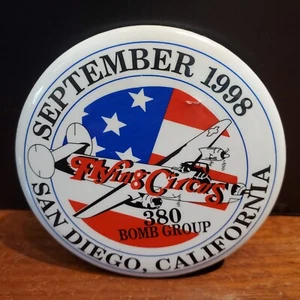 380th Bomb Group Flying Circus Segunda Guerra Mundial Reunión Botón 1998 San Diego CA 3.5" - Imagen 1 de 2