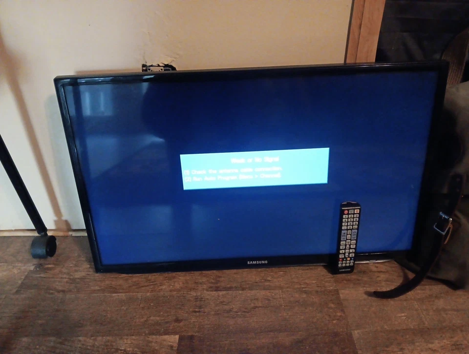 Samsung 32 Inch TV  With  Remote - Image 1 of 1