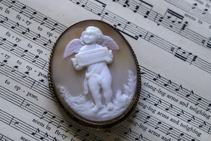 ANTIQUE ITALIAN 9K GOLD NATURAL SHELL CAMEO BROOCH CUPID DELIVERING GIFT c1870 - Picture 1 of 5