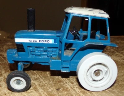 1/32 ertl ford TW-20 tractor for parts or repair used - Image 1 of 4