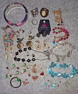 Bisutería 22 piezas Pulseras, Dijes, Collares con Pendientes, Alfileres, Pendientes - Imagen 1 de 7