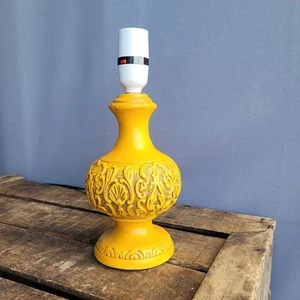 Preciosa lámpara de mesa retro vintage pequeña tiza amarilla mostaza mediados de siglo - Imagen 1 de 11