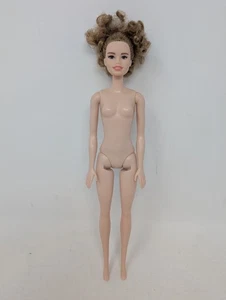Mattel 2019 Barbie #GBK92 mit lockigem Haar - Bild 1 von 8