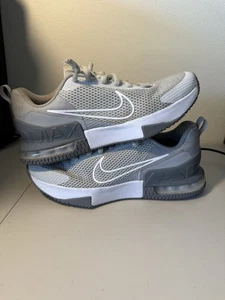 Nike Air Max Alpha Trainer 6 Cool Gris Blanco Lobo Hombre Zapatilla Deportiva DESCRIPCIÓN. - Imagen 1 de 11